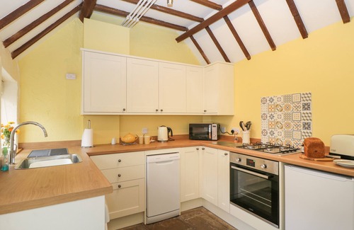 Cheltenham Cottage | 3 LAKE COTTAGES, romantic, with a garden in Prestbury