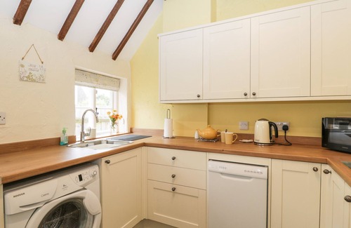 Cheltenham Cottage | 3 LAKE COTTAGES, romantic, with a garden in Prestbury