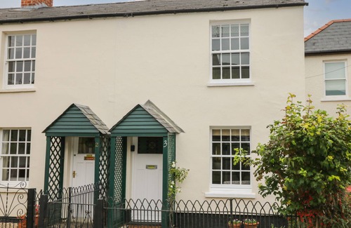 Cheltenham Cottage | 3 LAKE COTTAGES, romantic, with a garden in Prestbury