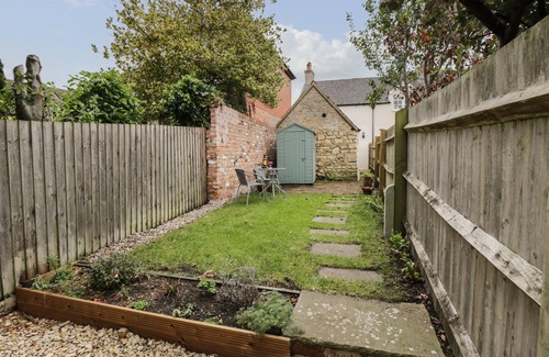 Cheltenham Cottage | 3 LAKE COTTAGES, romantic, with a garden in Prestbury