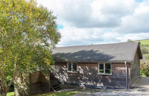 Looe House | 3 LAKE VIEW, pet friendly, with hot tub in Lanreath