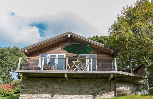 Looe House | 3 LAKE VIEW, pet friendly, with hot tub in Lanreath