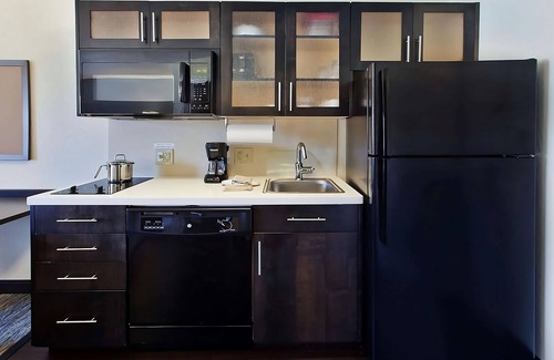 Clearwater House | 3 Large Suites with Kitchens! Perfect for Family Getaway! Outdoor Pool & Parking
