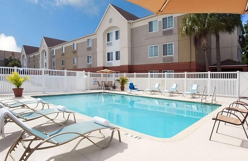 Clearwater House | 3 Large Suites with Kitchens! Perfect for Family Getaway! Outdoor Pool & Parking