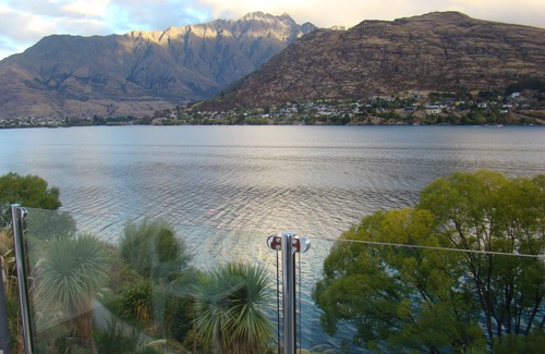 Queenstown Apartment | 3 LEVEL LAKESIDE LUXURY, SPA BATH, INTERNAL GARAGE