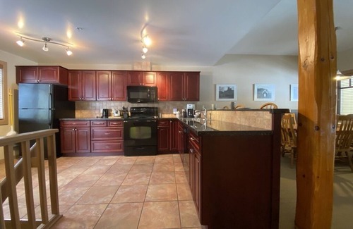 Rossland House | 3 level Townhouse with Private Hot Tub and Garage - close to ski hill.