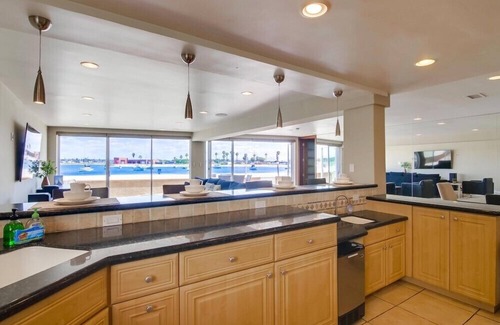 Central Mission Beach House | 3 Levels of Water Front A/C 5 Outdoor Spaces