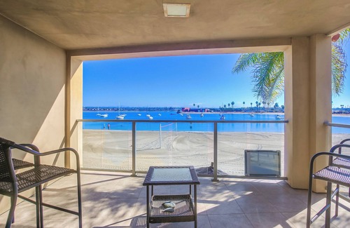 Central Mission Beach House | 3 Levels of Water Front A/C 5 Outdoor Spaces
