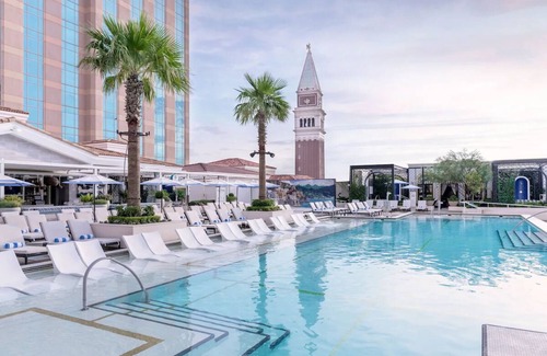 Las Vegas Hotel | 3 Luxury Two Queen Suite at Palazzo