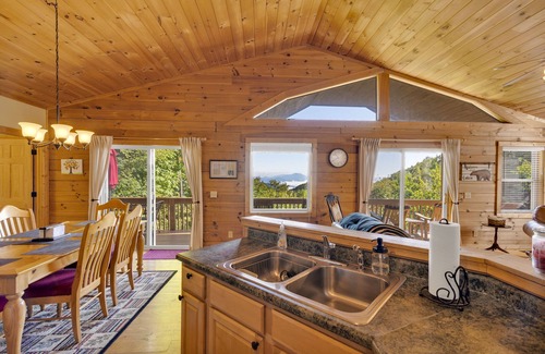 Settlers Ridge House | 3 Master Suites - Long Mountain Views Every Room - Gated - Fire Pit - Fire Place