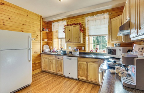 Boonsboro House | 3 Mi to Antietam: Historic Family Home on a Farm
