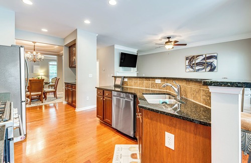 Milton House | 3 Mi to Avalon: Townhome w/Balcony in Alpharetta!
