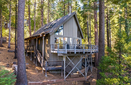 Arnold Cabin | 3 Mi to Big Trees State Park: Cabin w/Deck