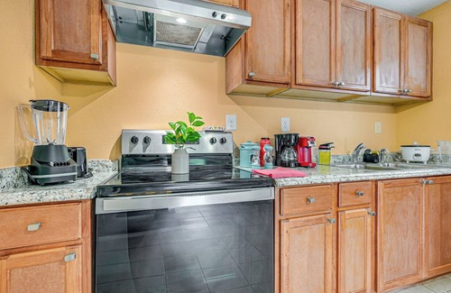 Bearss Plaza House | 3 Mi to Busch Gardens - Vacation Rental in Tampa