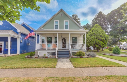 Sandusky House | 3 Mi to Cedar Point: Sunny Sandusky Home w/Yard