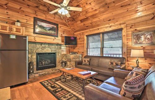 Sevierville House | 3 Mi to Dollywood Hot Tub Hideaway in Smoky Mtns