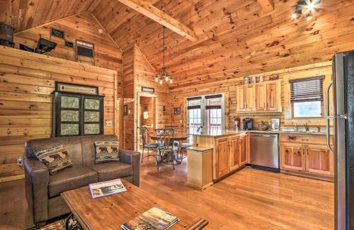 Sevierville House | 3 Mi to Dollywood Hot Tub Hideaway in Smoky Mtns