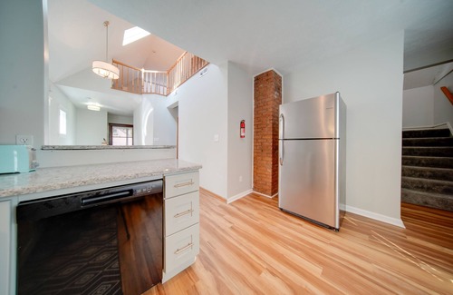 Tremont Apartment | < 3 Mi to Dtwn: Cleveland Apt w/Deck & Wet Bar