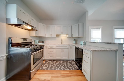 Tremont Apartment | < 3 Mi to Dtwn: Cleveland Apt w/Deck & Wet Bar