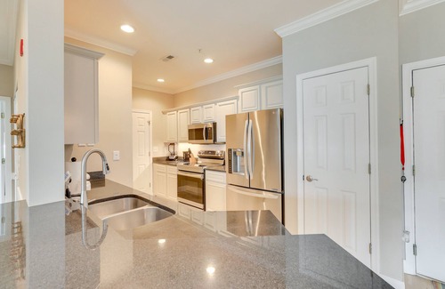 Charleston Condo | 3 Mi to Folly Beach: Condo w/Pool Access!