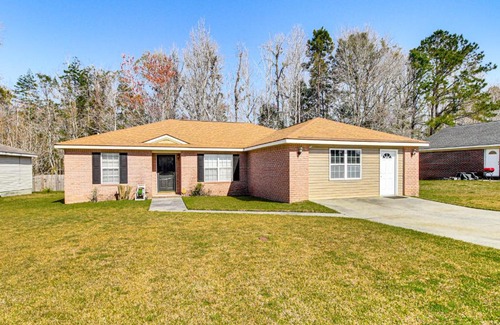 Savannah House | 3 Mi to Hunter Army Airfield Home with Serene Deck