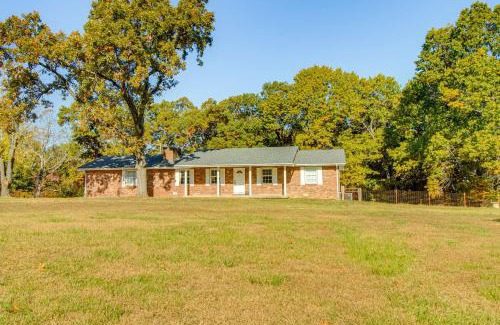 Mountain Home House | 3 Mi to Lake House with Fire Pit in Mountain Home!