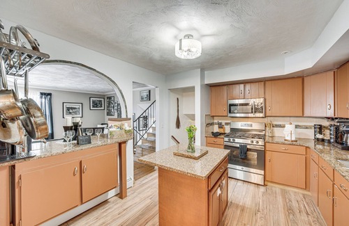 Spry House | 3 Mi to Lake Redman: Home w/Furnished Pergola!