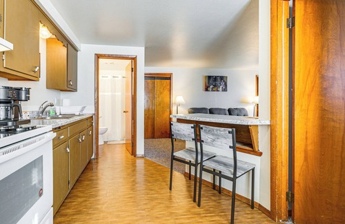 Green Bay House | 3 Mi to Lambeau Field: Ideally Located Townhome!