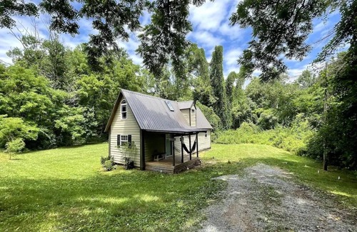 Windsor Hills Cabin | 3 mi to Liberty, Close to Dtown w/Secluded Feel