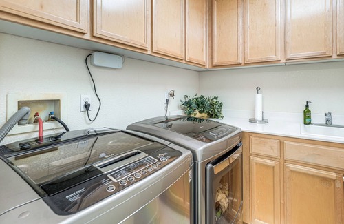 Tracy House | 3 Mi to Main St Tracy: Homey Retreat w/Game Room!