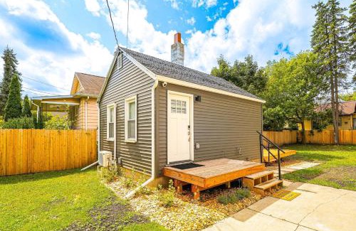 Lansing House | 3 Mi to Michigan State Tiny Home with Deck!