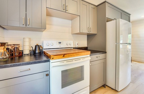 Lansing Apartment | 3 Mi to Michigan State! Studio w/Furnished Deck
