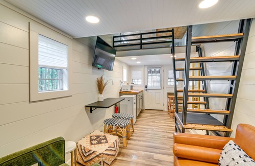 Starkville Apartment | 3 Mi to MSU: Tiny Cabin in Starkville!