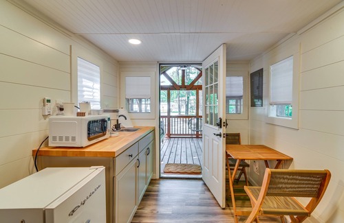 Starkville Apartment | 3 Mi to MSU: Tiny Cabin in Starkville!