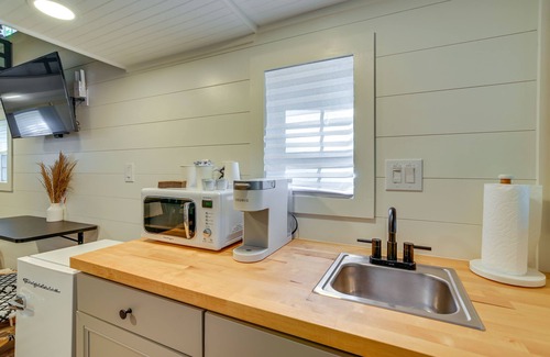 Starkville Apartment | 3 Mi to MSU: Tiny Cabin in Starkville!
