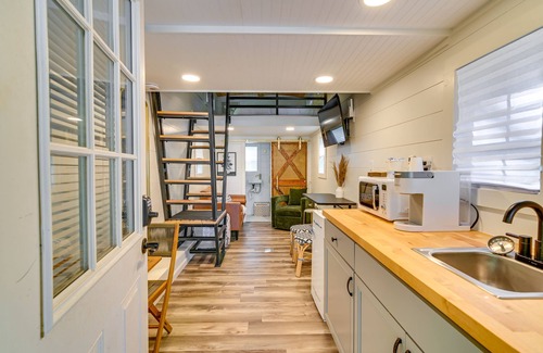Starkville Apartment | 3 Mi to MSU: Tiny Cabin in Starkville!