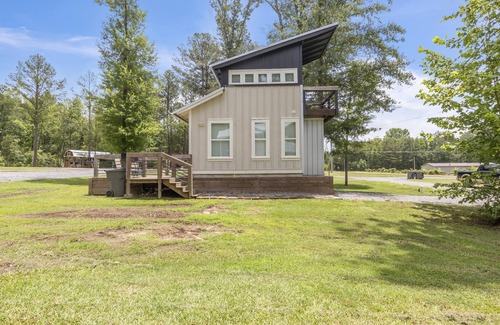 Starkville House | 3 Mi to MSU | Tiny Home w/Balcony + Deck