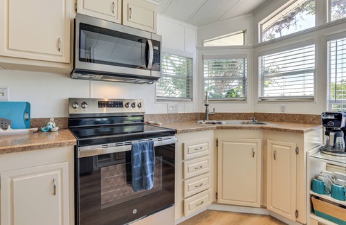 Nokomis Cottage | 3 Mi to Nokomis Beach: Resort Home in Florida