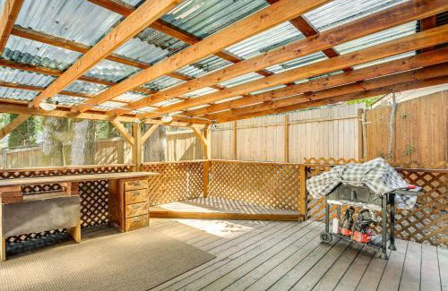 South Hills House | 3 Mi to U of O Pet-Friendly Home with Covered Deck!