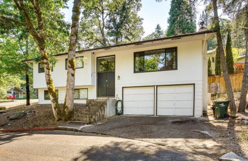South Hills House | 3 Mi to U of O Pet-Friendly Home with Covered Deck!