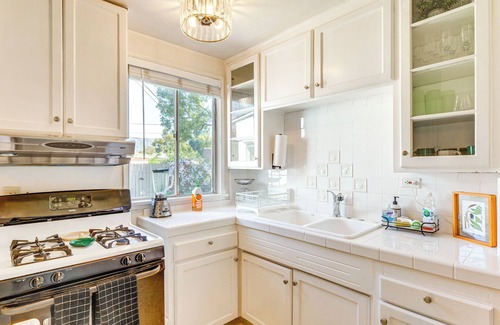 Burbank House | 3 Mi to Universal Studios: Chic Home w/Yard!