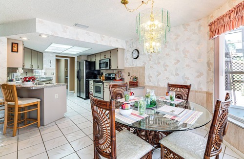 Spring Hill House | 3 Mi to Weeki Wachee Springs SP: Poolside Oasis!