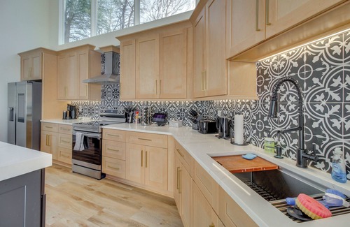 Tate House | 3 Mi to Winery: Jasper Mountain Chalet w/Hot Tub!