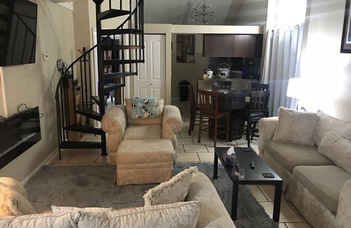 Georgetown House | 3 miles from the Ky Horse Park. Read the house rules and listing before you book