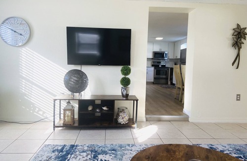 Englewood South House | 3 miles to beach, hot tub & fenced yard for pup