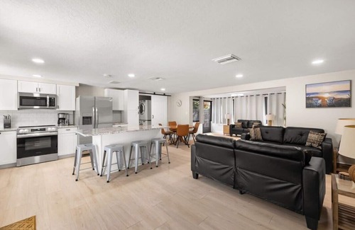 Ozona House | 3 miles to Honeymoon Island~ Firepit & Pool