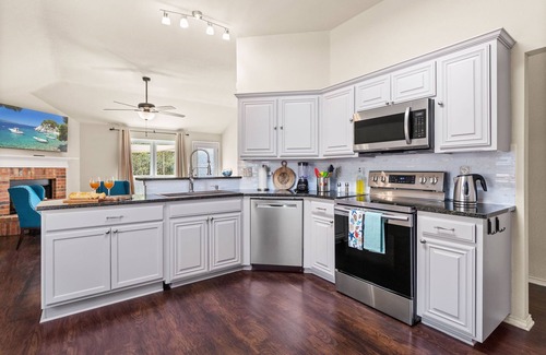 West San Antonio House | 3 Miles to SeaWorld 7 Miles to Lackland AFB 3BR Spacious House -sleep 10