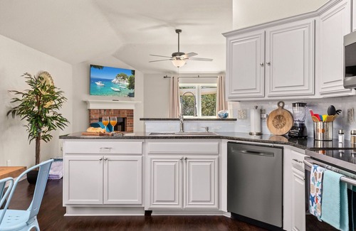 West San Antonio House | 3 Miles to SeaWorld 7 Miles to Lackland AFB 3BR Spacious House -sleep 10