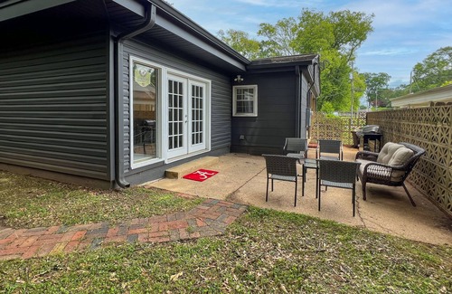 Northport House | 3 min drive to T-town! Big Al Blow Up, 5 TVs, Grill, 2 Living Rms, Bkyd & Patio