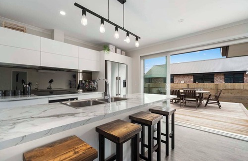 Wharewaka House | 3 min drive to the lake - Stay 3 nights pay for 2!